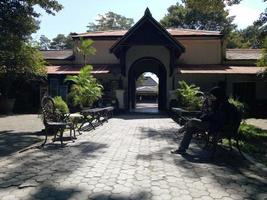 Visão do histórico edifícios dentro a parque foto