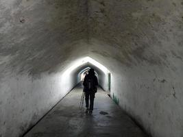 uma pessoa caminhando dentro a túnel foto