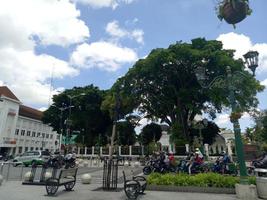 velho construção panorama dentro a cidade com céu foto