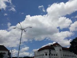 velho construção panorama dentro a cidade com céu foto