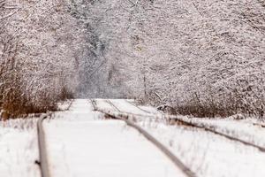 um velho bonde se movendo por uma floresta de inverno foto