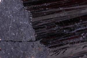 sherle de pedra mineral macro, schorl, turmalina negra sobre fundo branco foto
