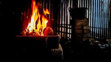 fogo queimando dentro a forno foto