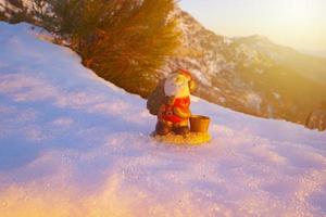 santa mentiras dentro a neve em a fundo do Natal árvoresinverno fundo seletivo foco foto