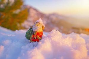 santa mentiras dentro a neve em a fundo do Natal árvoresinverno fundo seletivo foco foto