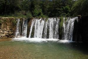 cascata com cristal água dentro Catalunha foto