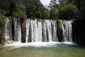 cascata com cristal água dentro Catalunha foto