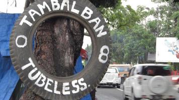 tambal banimento placa em a árvore foto