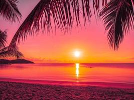 bela praia tropical ao nascer do sol foto