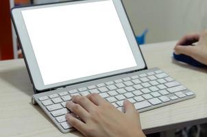 uma garota usando um teclado de computador. estudar online em casa foto