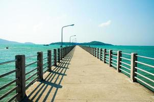 uma ponte para o mar em phuket foto