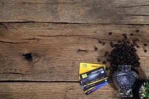 cartões de crédito e grãos de café na mesa foto