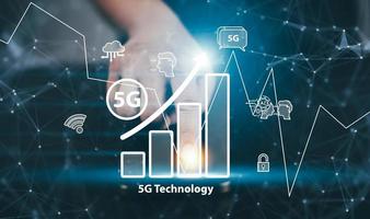 global rede conexão 5g conceito, computador portátil com global rede conexão 6g com ícone conceito, tecnologia rede sem fio sistemas e Internet do coisas, Novo tecnologias chegando acima dentro a futuro. foto