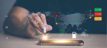 gráfico de energia de petróleo do mercado mundial, impacto no conceito de economia, gráfico de toque manual com o indicador no slide do preço do petróleo no posto de gasolina, flutuações nos preços do petróleo e comércio de câmbio. foto