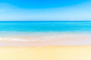 bela praia de areia e mar foto