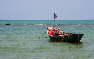 paisagem olhar ver pequenos barco de pesca madeira velhos estacionado costa mar. após a pesca de pescadores em pequena aldeia é pequena pesca local. céu azul, nuvens brancas, tempo claro, praia de phala, rayong foto