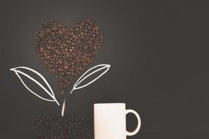 grãos de café dispostos em forma de coração foto