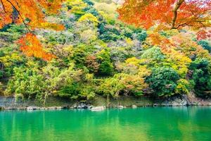 lindo rio arashiyama em kyoto, japão foto