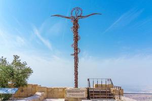 a escultura em cruz serpentina no topo do monte nebo, na Jordânia. foto