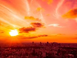 vista aérea da cidade de Tóquio ao pôr do sol foto