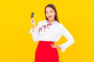 jovem mulher asiática com cartão de crédito