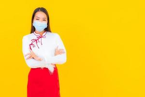 jovem mulher asiática usando máscara foto
