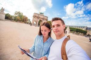 jovem casal viajando foto