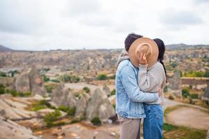 lindo jovem casal viajando foto