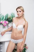 agradável jovem mulher vestindo lingerie foto