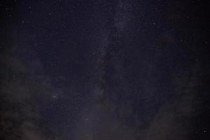 Via Láctea no céu noturno foto