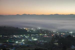 névoa acima de uma cidade foto