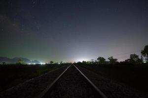 trilhos de trem e um céu estrelado foto