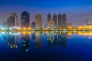 vista panorâmica da construção de reflexos na água foto