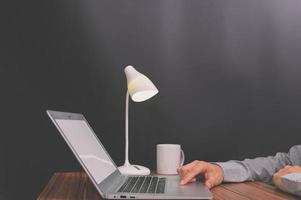 homem de negócios usando o computador portátil foto