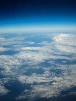 vista aérea de nuvens e terra