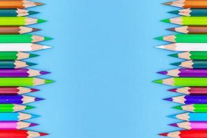 Collor de madeira lápis dentro linha isolado em fundo azul. topo Visão com cópia de espaço. foto