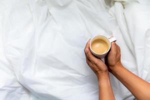 homem mão segurando café copo em branco pano topo Visão foto