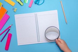 escola escritório suprimentos em uma mesa foto