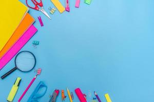 escola escritório suprimentos em uma mesa foto