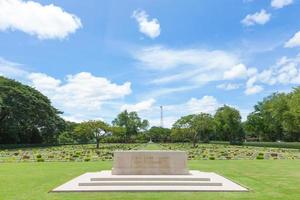 cemitério de guerra na segunda guerra mundial em kanchanaburi, tailândia foto