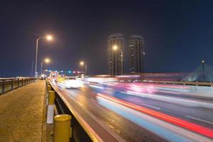 tráfego de carros na ponte em Banguecoque, Tailândia foto