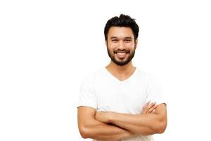homem bonito asiático com bigode e sorrindo sobre fundo branco foto