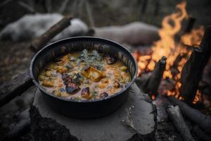 delicioso e quente caçadores ensopado em fogueira Comida fotografia foto