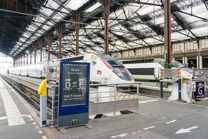 trens na histórica estação gare de lyon, paris foto