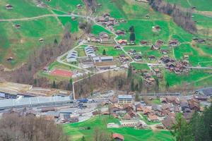 o vale lauterbrunnen, perto de interlaken, em bernese oberland, suíça foto