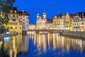 vista do centro histórico da cidade de luzerna, suíça foto