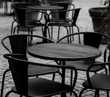 esvaziar Preto mesas e cadeiras do restaurante foto