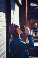 jovem morena linda tomando café foto