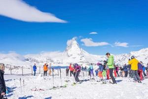esquiadores em gornergrat na suíça