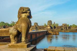 templo antigo de angkor wat do outro lado do lago, siem reap, camboja foto